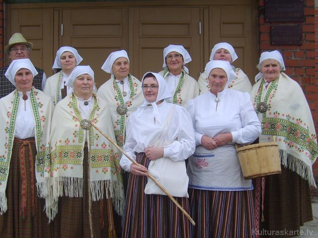 Folkloras kopu un etnografisko ansambļu skatē 2007